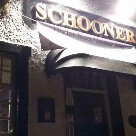 Stunning 2-Bed Apartment Above Schooners Bar Ніт Екстер'єр фото